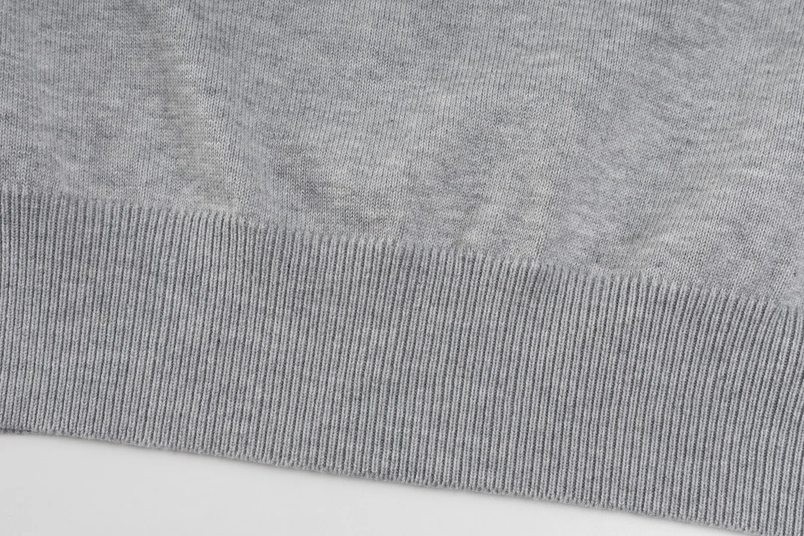 P206 #R80 Ralph Lauren Knitted Pony Embroidered Round Neck Pullover Sweater Official Website Synchronized Same Style for Men and Women Sizes: S-XL Color: White Blue Khaki Army Green Dark Gray Gray Navy Red Label Navy Blue White Label Black White Label Black Red Label Classic Cotton Yarn 100% White Cotton High Quality Goods Classic styles have always been popular! The workmanship details are very good! The simple round neck pullover sweater is always the standard, with classic brand embroidery on the chest! All major stars have the same style! Best for couples. High quality goods! Xinjiang cotton micro-elastic and smooth fabric has excellent quality. Pure cotton is soft and skin-friendly. Size: S M L